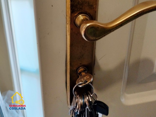 instalando una cerradura de seguridad en Chamartín. Servicio profesional y rápido.